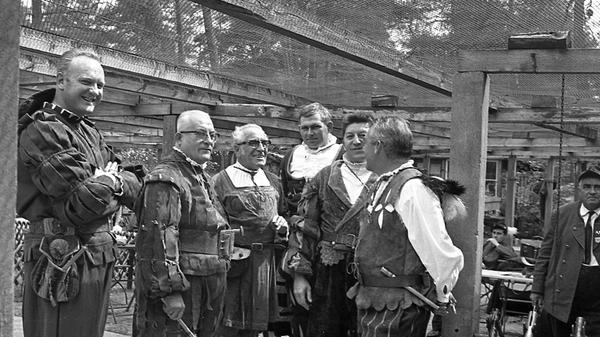 In historischer Kluft warten diese Schützen auf ihren Einsatz. Im Rahmen des Bundesschießens weihte die HSG Nürnberg ihr Schützenmuseum ein. Hier geht es zum Artikel vom 10. Juni 1969: Bürgermeister war tief ergriffen".