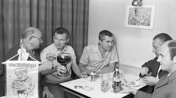Böse Mienen zum "Promille-Spiel" machen die "Mostgöger" in Buch, die einen kräftigen Schluck auf den Club-Abstieg trinken müssen; von links nach rechts: Georg Schmidt, Conny Hübner, Ulrich Lindner, Hans Friedrich und Werner Meßthaler. Hier geht es zum Artikel vom 11. Juni 1969: Nach dem Abstieg fließt das Bier".