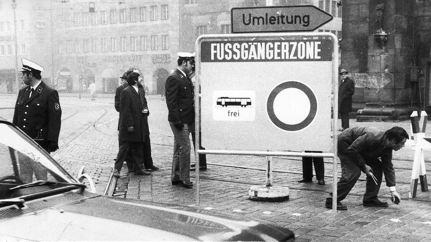 Am 17. Oktober 1972 wurden schließlich die Straßen für den Verkehr gesperrt, Polizisten und Mitarbeiter des Baureferats marschierten dafür auf. Karolinenstraße, Kaiserstraße und große Teile der Königstraße wurden zur Fußgängerzone. Durch die Karolinenstraße freilich ratterte noch jahrelang die Straßenbahn.