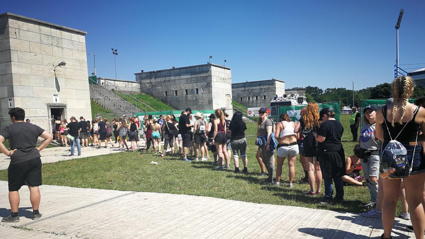 Irgendwann muss das Bier ja wieder raus: Vor den Klos bei Rock im Park bildeten sich am Freitag ungewöhnlich lange Schlangen.