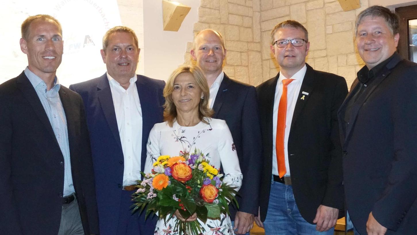 Joachim Neuß (2. v. l.) kandidiert 2020 erneut für das Bürgermeisteramt. Die Freien Wähler nominierten ihn einstimmig. Mit im Bild Gattin Christina, Holger Eckert (l.), Michael Streit (r.), Christoph Kasseckert (3. v. r.) sowie Hans-Martin Grötsch (2. v. r.).