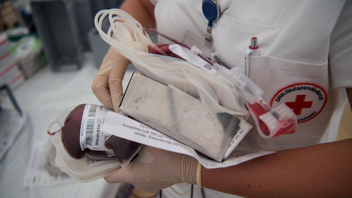 Spender werden derzeit dringend gesucht. Die Blutspende selbst dauert meistens nicht länger als zehn Minuten.