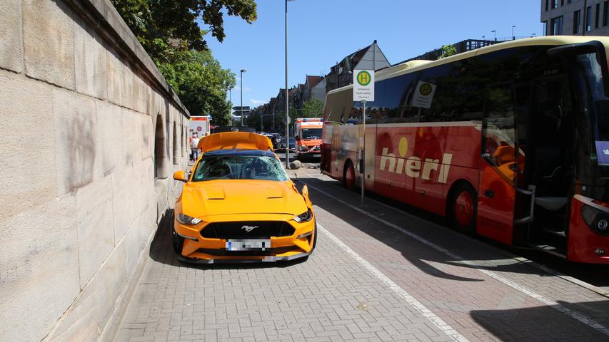 Unfall mit Mustang: Sportwagen prallt auf Fürther Straße in Reisebus