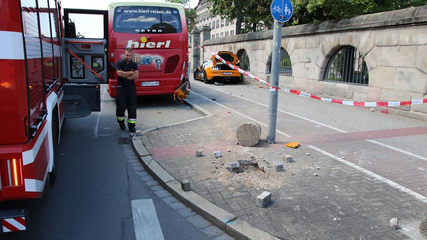 Unfall mit Mustang: Sportwagen prallt auf Fürther Straße in Reisebus