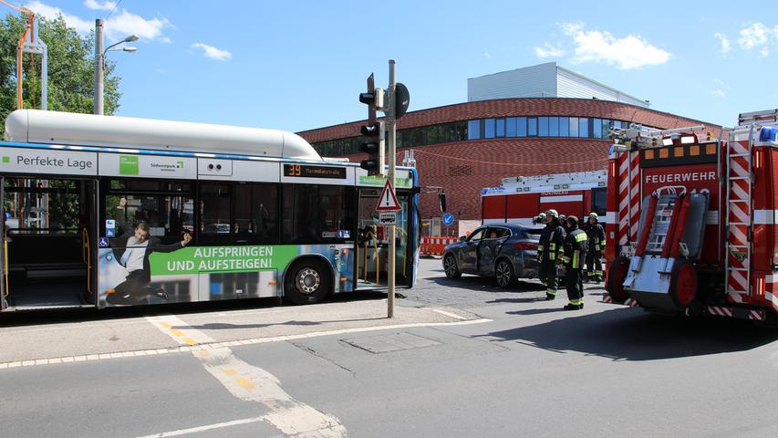 BMW prallt auf Maximilianstraße gegen Linienbus