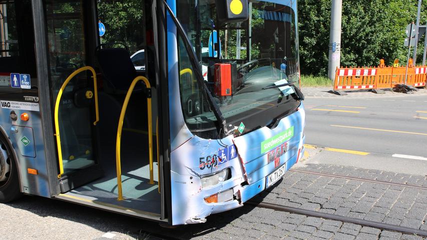BMW prallt auf Maximilianstraße gegen Linienbus