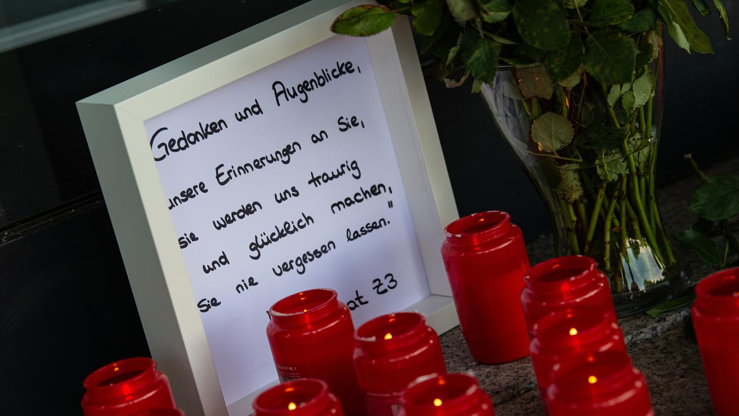 Kerzen und eine Nachricht an den verstorbenen Kasseler Regierungspräsidenten Walter Lübcke (CDU) stehen am Haupteingang des Regierungspräsidiums.