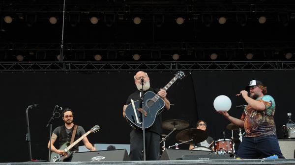 ... So erzählen sie in ihren überwiegend Metal- und Rock-lastigen Songs davon, wie sie dem Fabelwesen "Sasquatsch" begegneten, wie sie mehrmals Kämpfe mit dem Teufel ausfochten oder auch manchmal einfach nur, wie sehr sie sich doch vermissen.