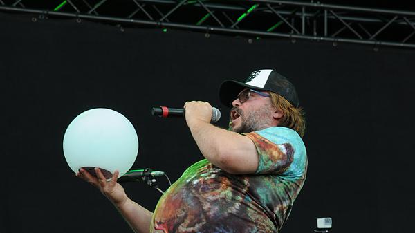 Jack Black (49) wurde als Schauspieler vor allem durch seine Rolle in "School of Rock" bekannt - damals mimte er einen erfolglosen Rockmusiker, der in seiner Not eine Stelle als Vertretungslehrer annimmt. Seine Schüler werden dabei von ihm zum Rocken animiert. Bei Rock im Park übernahmen diesen Part die Fans.