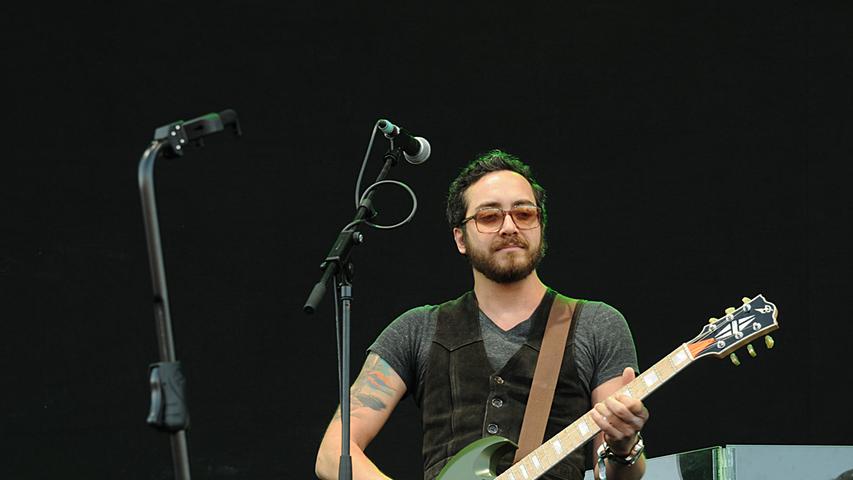 Auch Gitarrist John Konesky ist bei den Live-Auftritten des Duos kaum mehr wegzudenken: Seit 2006 unterstützt er Tenacious D vor allem auf Konzerten und Festivals, aber auch bei Studioaufnahmen.
