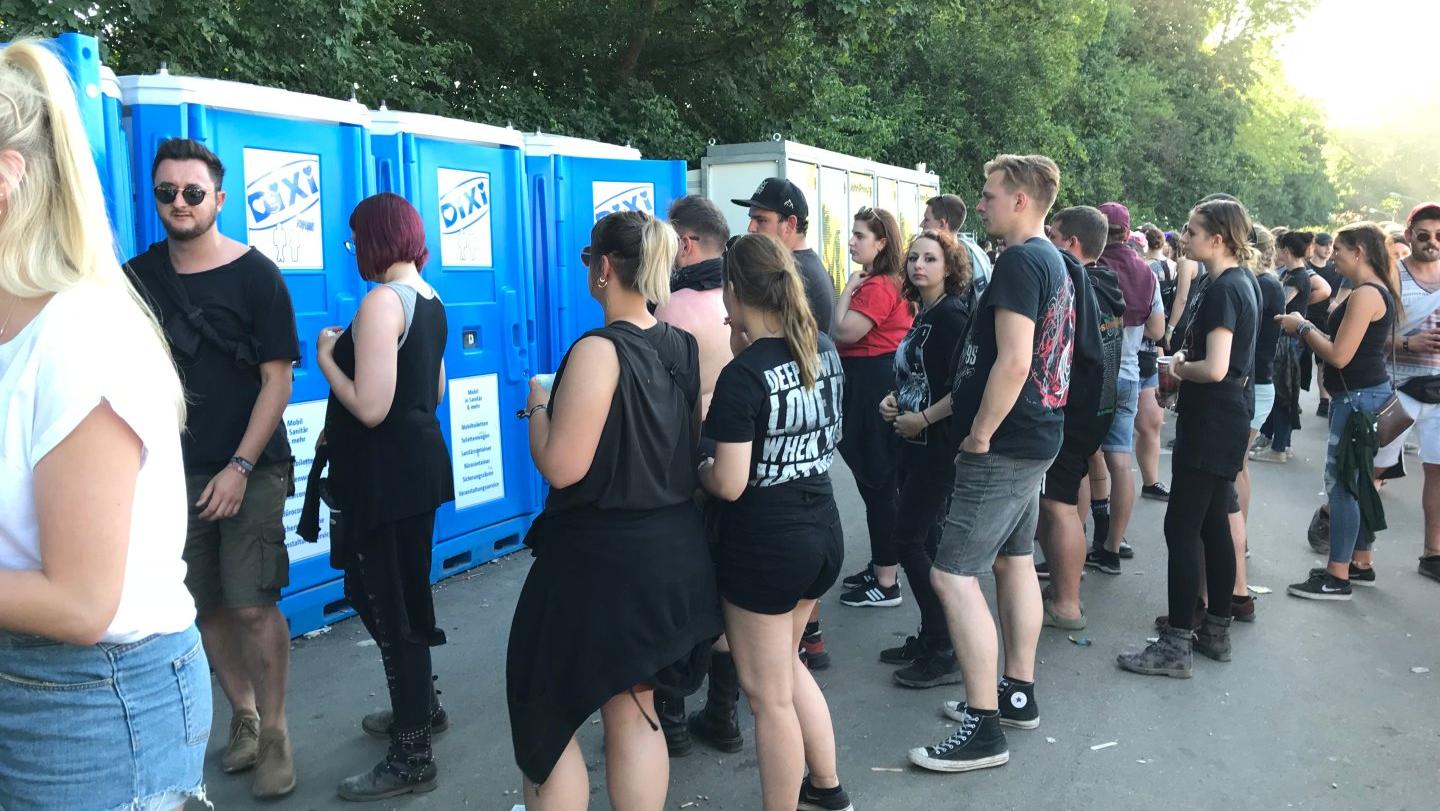 Vertraute Bilder aus den vergangenen Tagen: Die Schlagen vor den Klos bei Rock im Park waren gewaltig. Der Grund: technische Probleme. Vertraute Bilder aus den vergangenen Tagen: Die Schlagen vor den Klos bei Rock im Park waren gewaltig. Der Grund: technische Probleme.