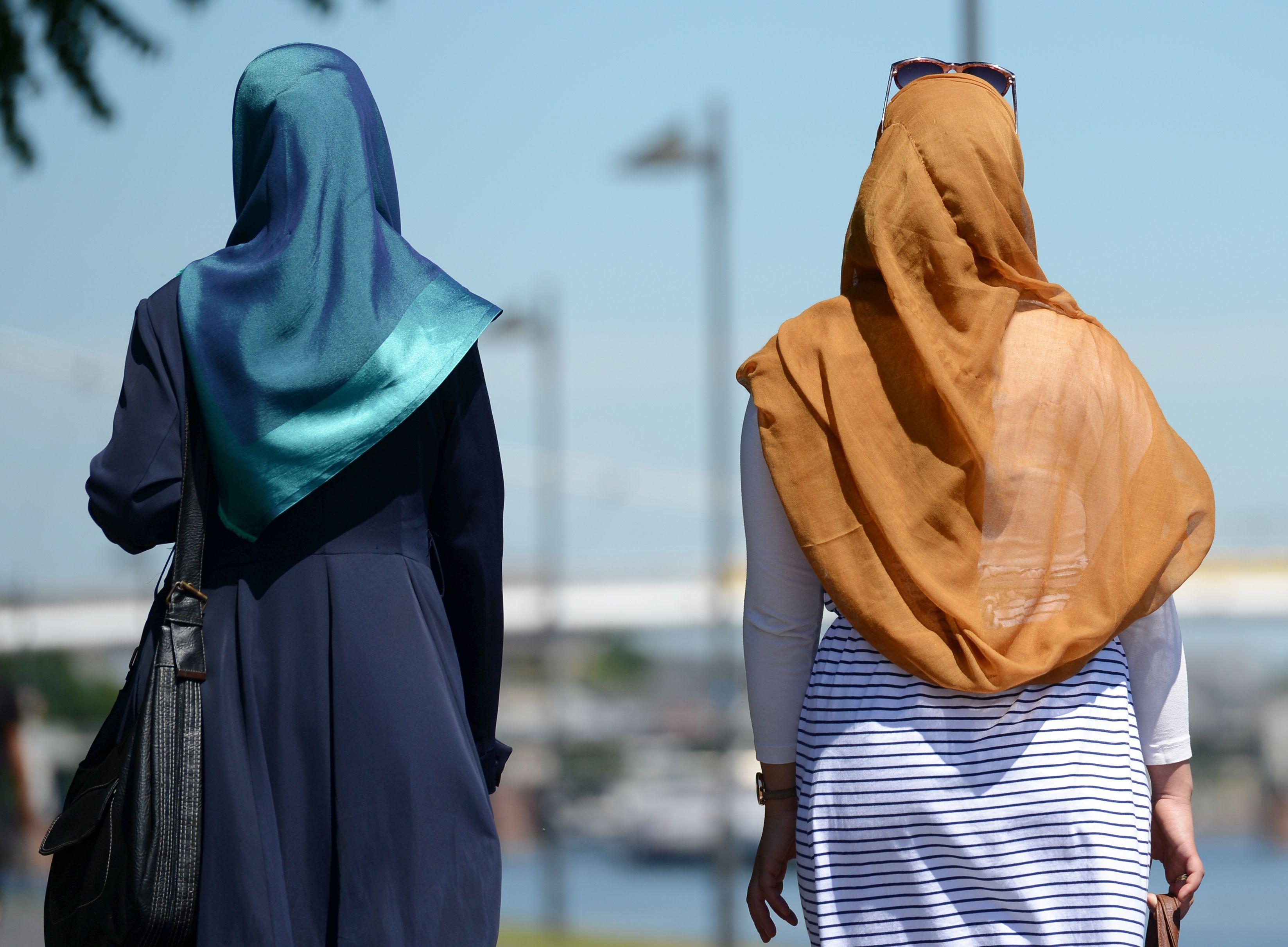 Besonders Frauen mit Kopftuch berichten immer wieder von Rassismus.
Besonders Frauen mit Kopftuch berichten immer wieder von Rassismus.