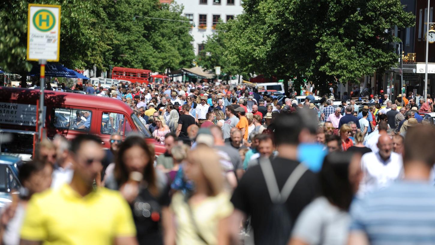 700 Wagen und tausende Besucher: Neumarkt wird zur Oldtimer-City