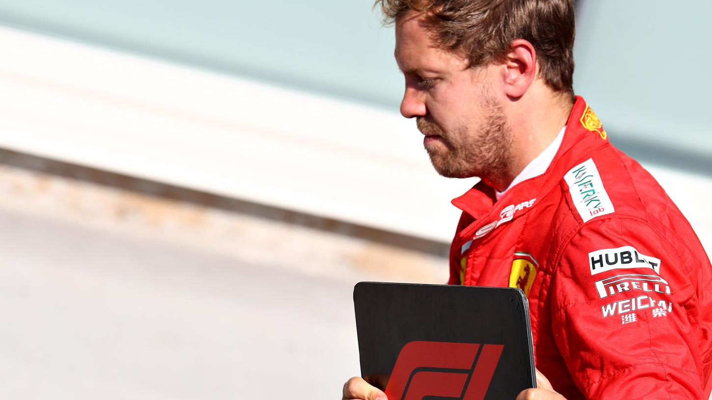 Wütend schnappte sich Sebastian Vettel im Parc Fermé sogar den Siegeraufsteller von Hamiltons Auto und stellte ihn demonstrativ vor den Platz seines eigenen roten Rennwagens.