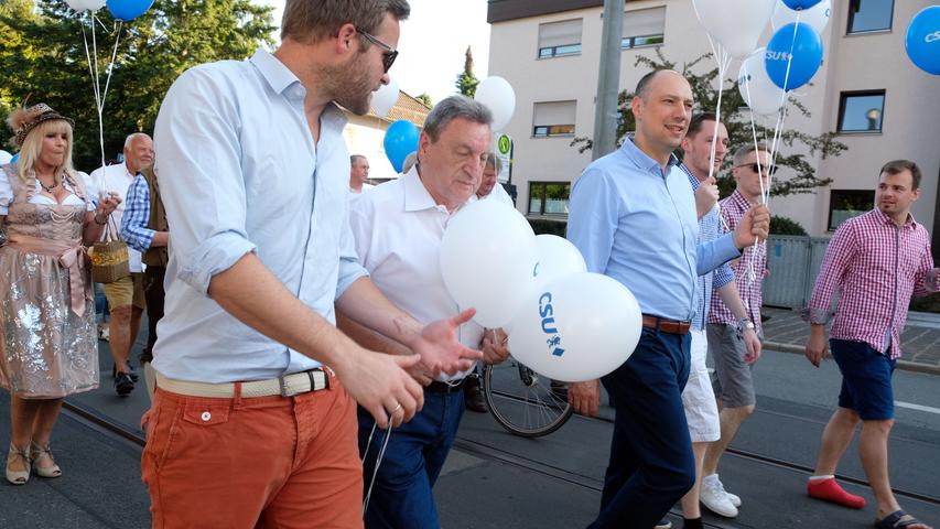 Gaudi, Luftballons und Dirndl: Der Kärwa-Umzug in Mögeldorf