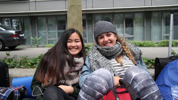 Bea und Rebecca haben ein anstrengendes Wochenende hinter sich: Anstatt den ganzen Tag zu feiern, haben die beiden Heidelbergerinnen nämlich bei "Goldcorn" 24-Stunden-Frühstück verkauft und standen von Donnerstag bis Sonntag jeweils von 18 Uhr bis 5 Uhr auf der Matte. "Die Stimmung war bei uns trotzdem super, die Besucher waren super gut drauf und haben Schwung in die Bühne gebracht", sagt Bea. "Das Toiletten-Problem war bei uns nicht so groß, als Mitarbeiter hatten wir es leichter an saubere Toiletten zu kommen". Arbeiten würden beide gerne noch ein weiteres Mal bei RiP arbeiten: "Vielleicht diesmal aber keine Nachtschichten mehr", lacht Rebecca.