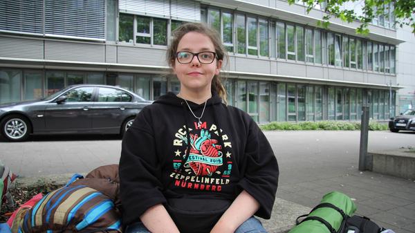 Die Euphorie ist auch noch bei Stefanie deutlich spürbar, die nun schon zum zweiten Mal das Festival besucht. "Rock im Park war ein gutes Festival, hat sehr viel Spaß gemacht. Abgesehen von dem kleinen Toiletten-Debakel. Wir hatten uns eine Flatrate geholt, und daher war das schon richtig blöd", fasst die Mannheimerin zusammen. "Mein Top-Act waren die Ärzte, die ja jetzt jahrelang auf keiner Bühne standen, Slipknot waren auch genial. Bosshoss war gut, nur hat das Publikum nicht ganz mitgezogen. Die Stimmung unter den Fans wurde von Tag zu Tag wilder, aber ich mag das sehr gerne."