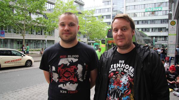 Micha und Sven haben gemischte Gefühle: "Die Klo-Situation war am Anfang echt schlimm, warmes Wasser gab's zuerst auch gar nicht". Großes Highlight für sie: Die Ärzte und Tenacious D. "The Smashing Pumpkins waren auch überraschenderweise ziemlich gut, hätte ich nicht erwartet. Schlafen war für uns auch kein Problem, haben 'ne ruhige Ecke erwischt", resümieren die Beiden. Sie sind schon seit Jahren bei RiP und kommen jedenfalls gerne wieder, "auch wenn es mal nicht so glatt läuft", ist Micha zuversichtlich.