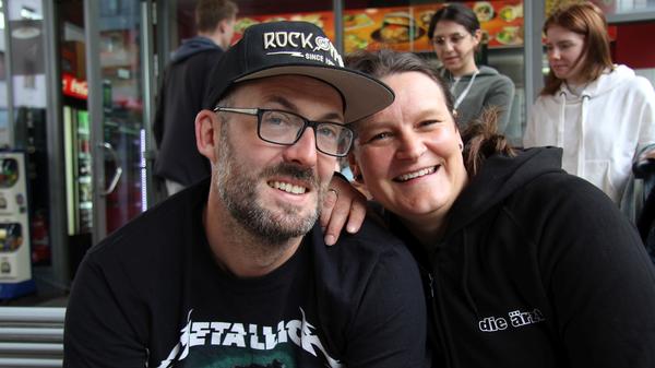 Dem Dusch-Debakel konnten die Münchner Stefan und Nadine entgehen, sie haben sich zur Festival-Zeit in ein Hotel eingemietet. "Wir waren total überrascht, wie groß Rock im Park geworden ist, zuletzt waren wir 2011 hier", erklärt Nadine. "Seit ich acht Jahre alt bin, bin ich Fan von den Ärzten, daher war der Auftritt für mich einfach grandios. Von Tenacious D hat sich ihr Freund Stefan mehr erhofft, "Da war die Stimmung ziemlich gedämpft. Die Dropkick Murphys mussten wir leider auslassen, weil sie kurzerhand auf eine andere Bühne verlegt wurden. Das war schade".
