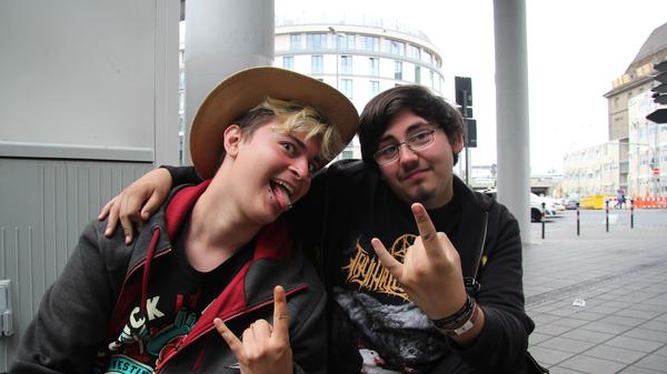 "Es gab definitiv zu viel Deutsch-Rap", ärgern sich Maurice (links) und Jason. "Wir sind die klassischen Death-Metaller, daher waren Amon Amarth und Arch Enemy unser großes Ding. Aber auch die Ärzte waren gut." Slipknot fand Maurice "live allerdings nicht gut". "Die Toiletten-Situation war halb so schlimm, damit muss man auf einem Festival rechnen", sagt Jason. Gestört hat ihn aber, dass sie auf dem Campingplatz ständig beklaut wurden.