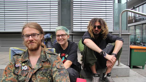 Obwohl für Jannis, Melissa und Luca (von links) noch eine sechsstündige Fahrt nach Freiburg ansteht, sind sie top gelaunt. "Die Ärzte waren mega cool, und auch SDP haben mich voll überzeugt. Bei ein paar Bands war allerdings der Sound schlecht gemischt und der Sänger viel zu leise. Ansonsten war die Stimmung echt mega", zieht Jannis sein Fazit. Auch Melissa ist total begeistert: "Das war mein erstes Festival, absoluter Top-Act waren für mich auch die Ärzte. Einziges Manko für sie: Die Sanitäranlagen. Luca dagegen hat schon drei RiP-Besuche hinter sich: "Die Sanitäranlagen waren eigentlich wie immer, allerdings gab es in diesem Jahr viel zu wenige Steckdosen und Wasserstellen."