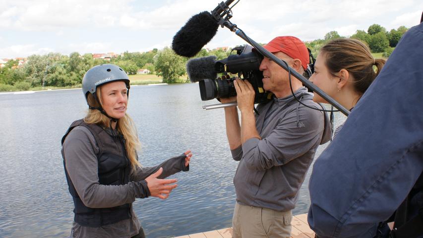 Wakeboarden ist ihre große Leidenschaft: Anna Freyer schwärmt im Interview mit dem Bayerischen Fernsehen von der neuen Anlage am Kleinen Brombachsee.