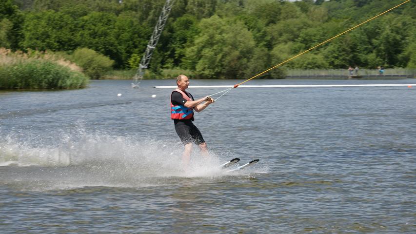 Sportlich, sportlich: Der Absberger Bürgermeister Helmut Schmaußer probierte die neue Anlage mit Wasserskiern aus und machte dabei durchaus eine gute Figur.