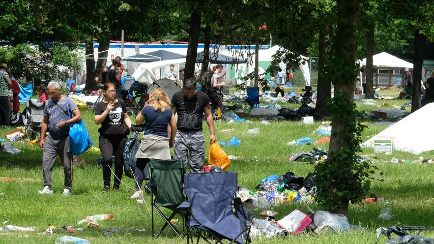 Zelte, Pavillons und zerfledderte Müllsäcke prägen das Bild auf dem Areal.