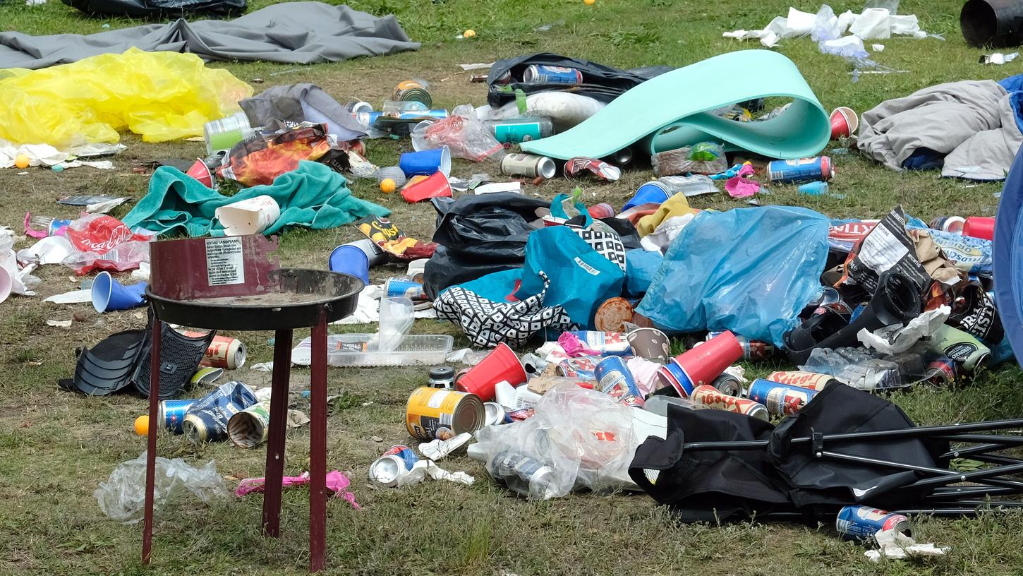 Isomatten, Zelte und Grills: Zwischen all den Abfallbergen entdeckten Mitglieder von "Zero Waste" immer wieder Gegenstände, die sich in tadellosem Zustand befanden.