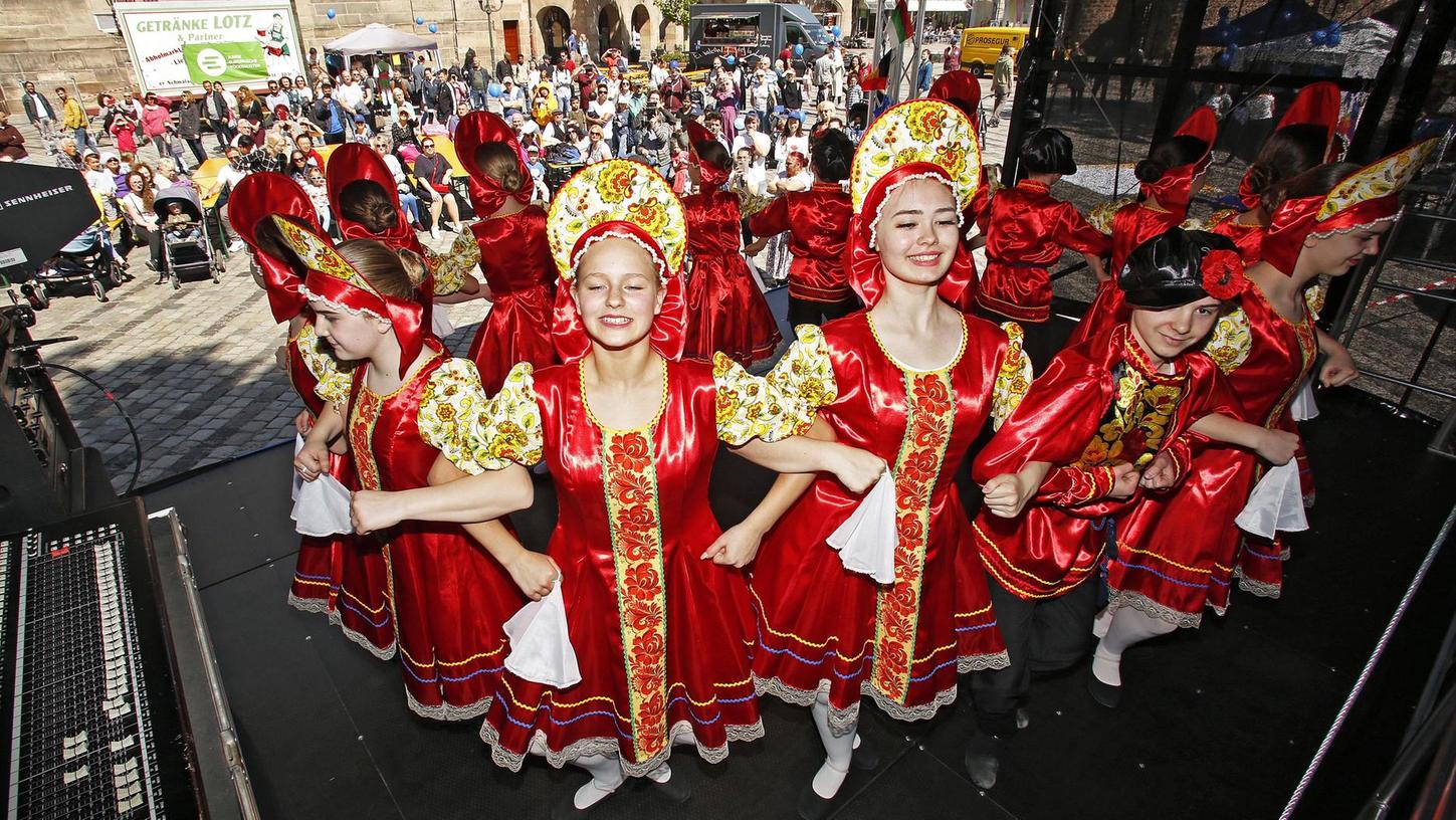 Beim Europafestival am Jakobsplatz im Mai zeigten die jungen Tänzer des Familienclubs "Mischpaha" Vielfalt auf der Bühne: Neben dem russischen Tanz (Bild) präsentierten sie dem Publikum italienische, georgische und ukrainische Volkstänze.