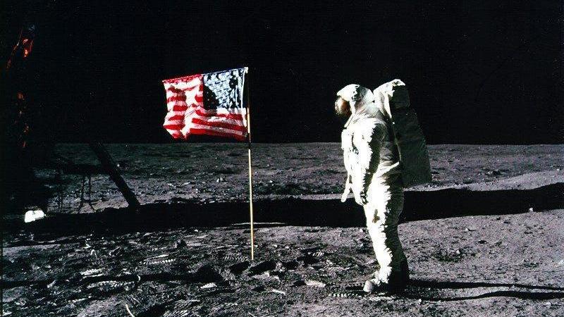 Apollo-11-Astronaut Edwin "Buzz" Aldrin steht neben der US-Flagge auf dem Mond.