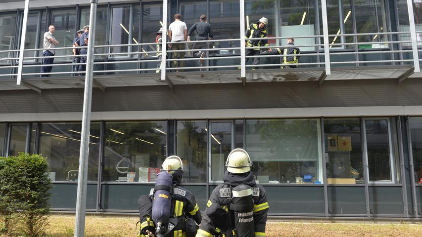 Gas-Alarm an der Uni Erlangen: Großeinsatz an Laborgebäude 
