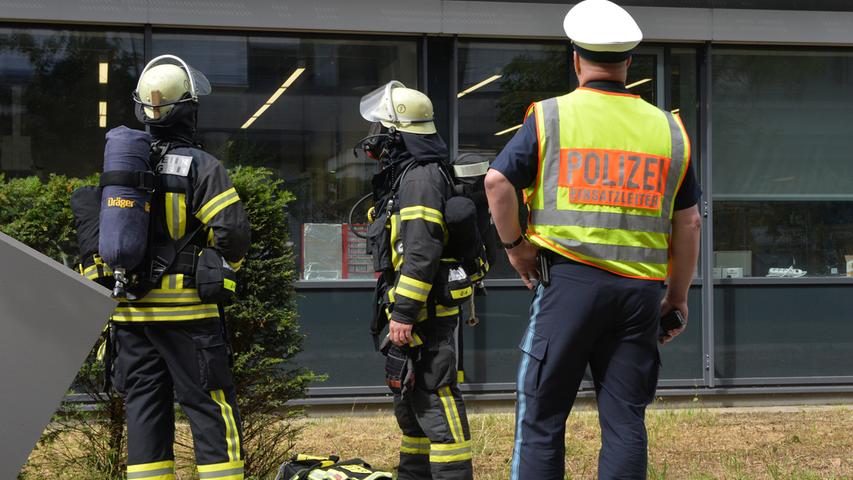 Gas-Alarm an der Uni Erlangen: Großeinsatz an Laborgebäude 