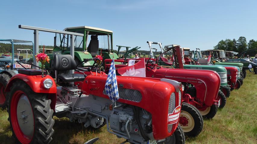 Alte Traktoren ohne Ende: 220 historische Raritäten tuckern nach Gauchsdorf