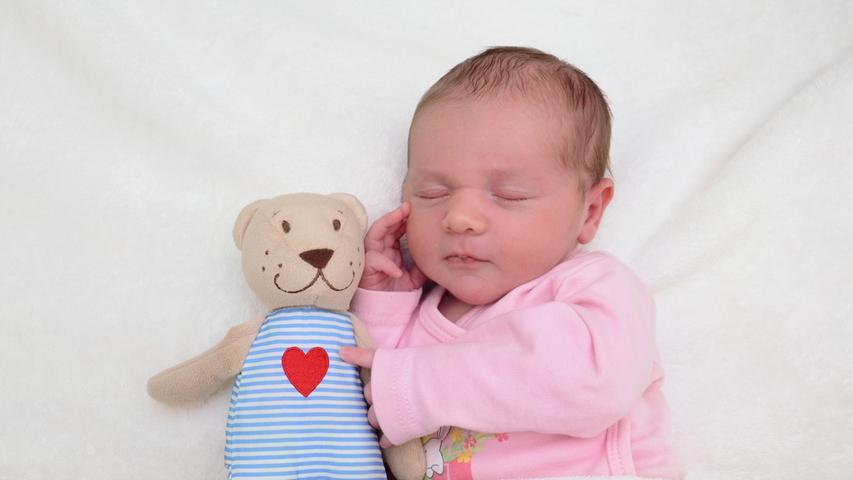 Die kleine Clara kam am 30. Mai 2019 in der Klinik Hallerwiese zur Welt. Friedlich schlummernd posierte sie vor der Kamera.
