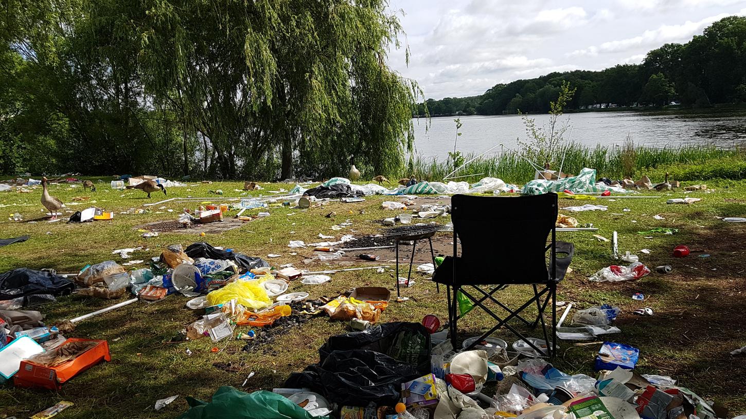 Auch zwei Tage nach Rock im Park liegt noch viel Müll in der Umgebung des Festivalgeländes.