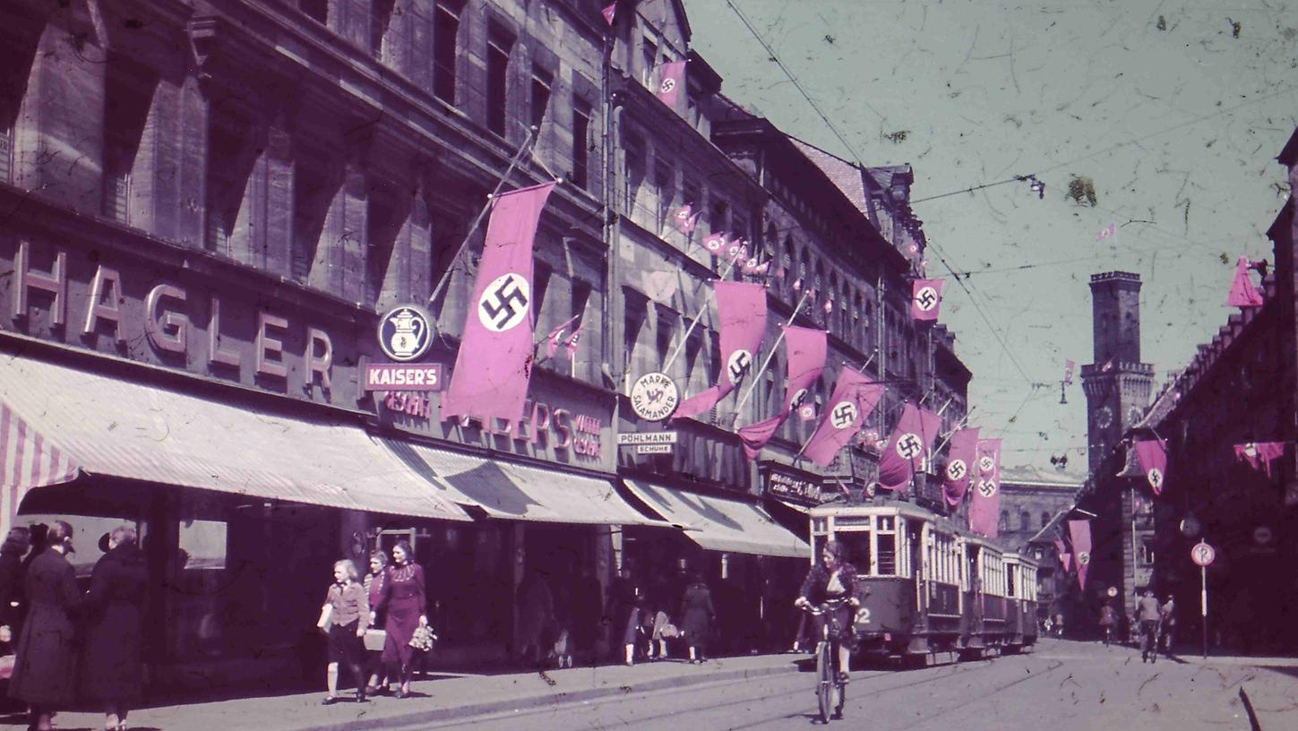 Hakenkreuz-Beflaggung in der Schwabacher Straße: Über die Jahre 1933 bis 1945 in Fürth weiß man nicht allzu viel. Das soll sich ändern. Über das „Wie“ wird im Rathaus diskutiert.