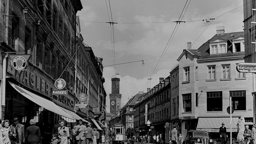 Die Schwabacher Straße begann damals wie heute am Kohlenmarkt am Rathaus. Sie führt in den Süden Fürths.