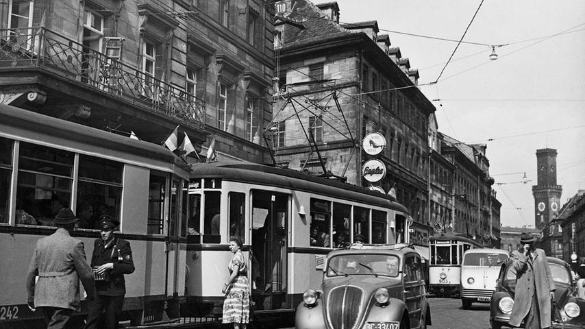 Der Verkehr nahm zu. In der Schwabacher Straße entwickelte sich ein Nebeneinander von Straßenbahn, Autos und Passanten.