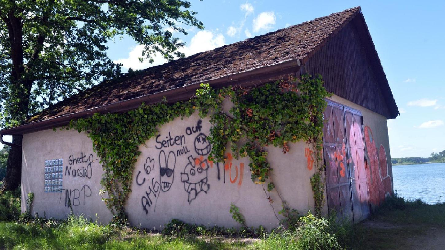 Dechsendorfer Fischerhütte mit Graffiti verunstaltet