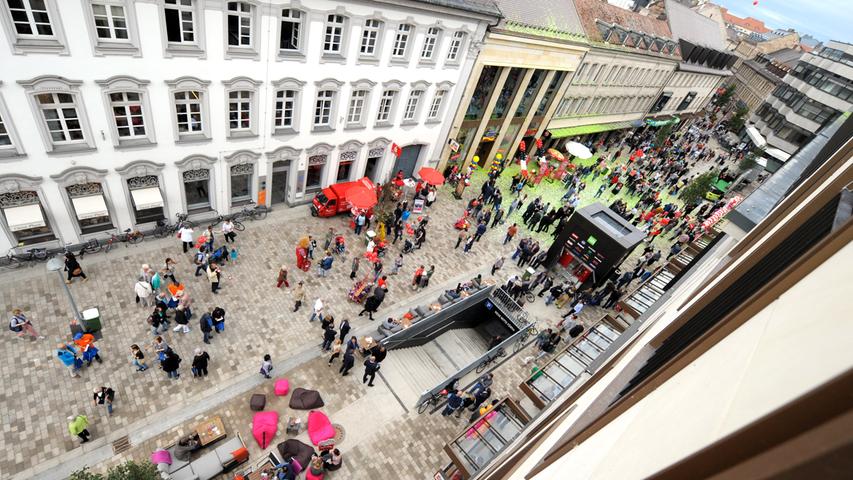 Im September 2015 dann werden die ersten Geschäfte der Neuen Mitte (auf der Wölfel-Seite) eröffnet. Die Innenstadt hat damit auch ein neues Stück Fußgängerzone bekommen.