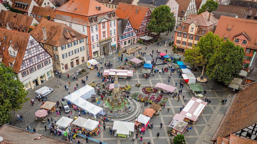 Blick auf den Schwabacher Martin-Luther- Platz und den Königsplatz: Märkte bereichern das öffentliche Leben. Dafür müssen die Plätze autofrei bleiben. 