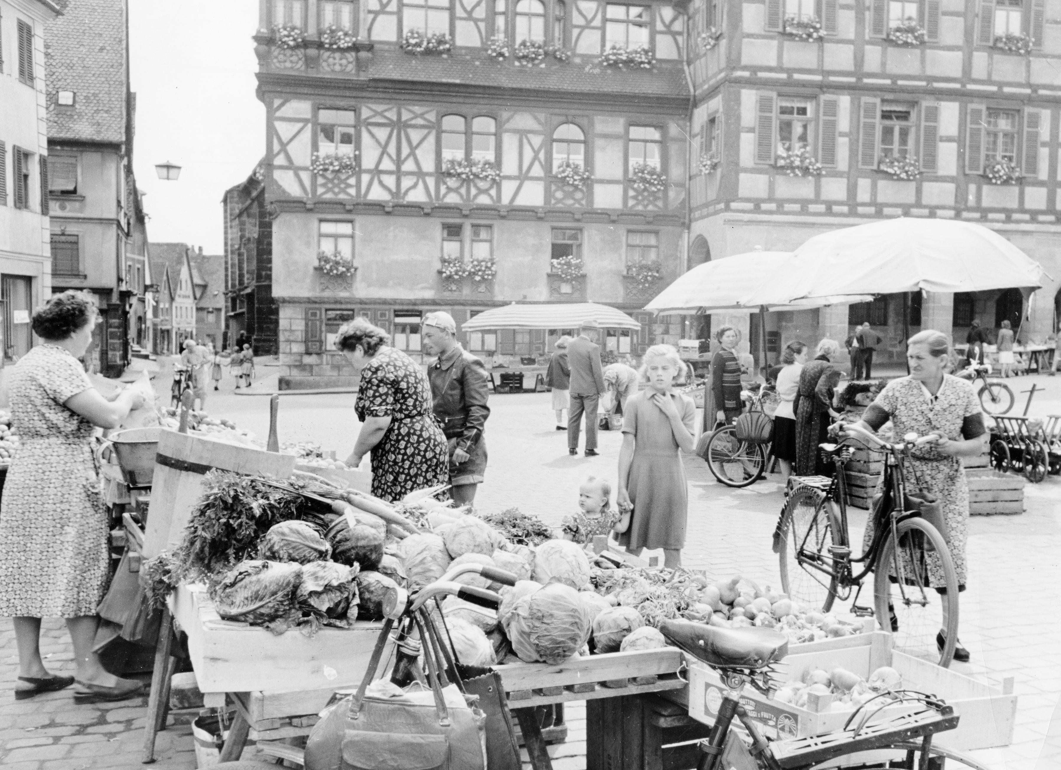 So sah sie aus, die gute alte Zeit in Schwabach. Doch auf dem Königsplatz vor dem Rathaus ging es nicht immer so idyllisch zu wie an diesem Gemüsestand.