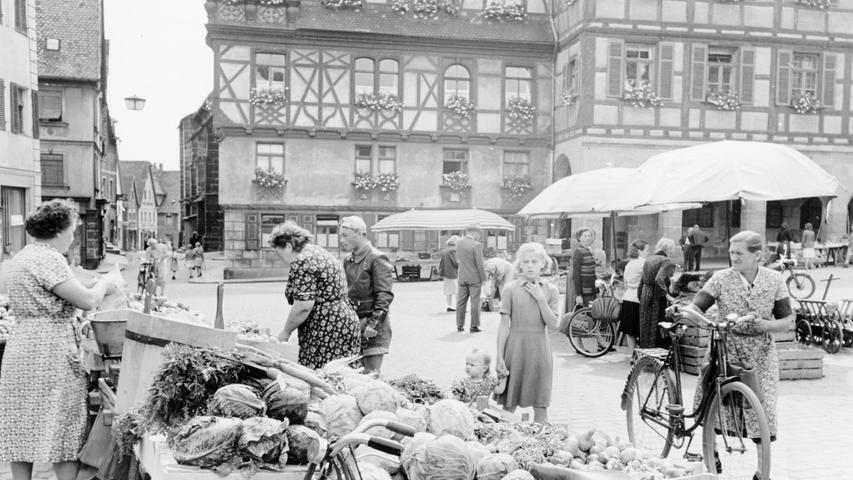 So sah sie aus, die gute alte Zeit in Schwabach. Doch auf dem Königsplatz vor dem Rathaus ging es nicht immer so idyllisch zu wie an diesem Gemüsestand.