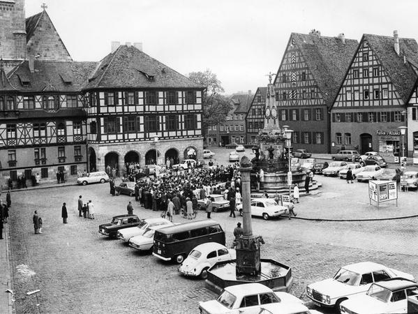 Zumindest das gehört der Vergangenheit an: parkende Autos auf dem Marktplatz.