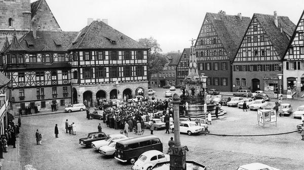 Der Königsplatz war ein viel befahrener und zugeparkter Platz, auf dem die Besucher das Stadtbild kaum genießen konnten. Was auf diesem Bild noch halbwegs entspannt aussehen mag,...