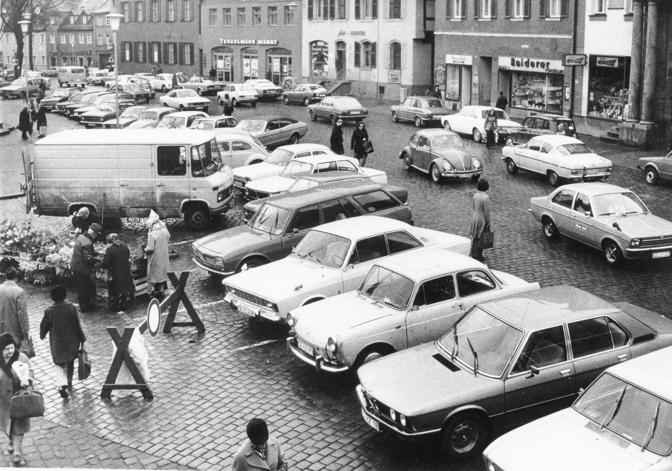 ...verdeutlicht dieses Bild umso mehr: Das Zentrum war übersät mit Autos. Fußgänger hatten kaum eine Chance. Deshalb wurde gegen große Widerstände im Jahr 1975 vom Schwabacher Stadtrat beschlossen, eine Fußgängerzone einzurichten.