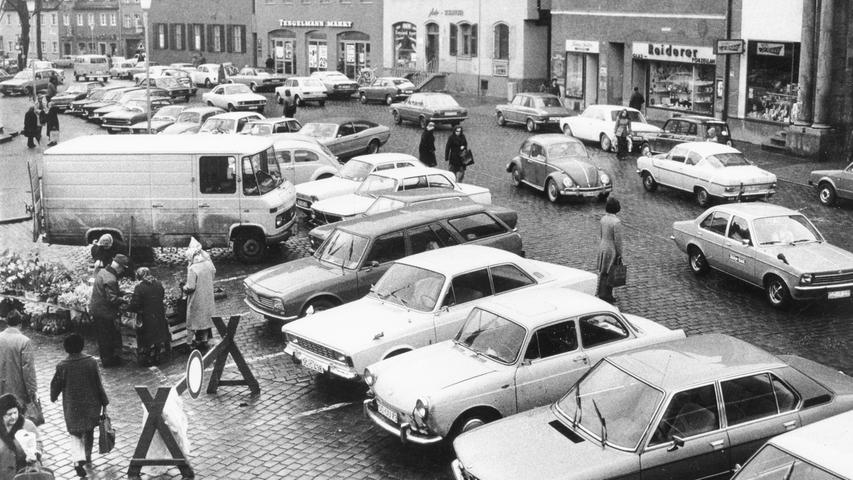...verdeutlicht dieses Bild umso mehr: Das Zentrum war übersät mit Autos. Fußgänger hatten kaum eine Chance. Deshalb wurde gegen große Widerstände im Jahr 1975 vom Schwabacher Stadtrat beschlossen, eine Fußgängerzone einzurichten.