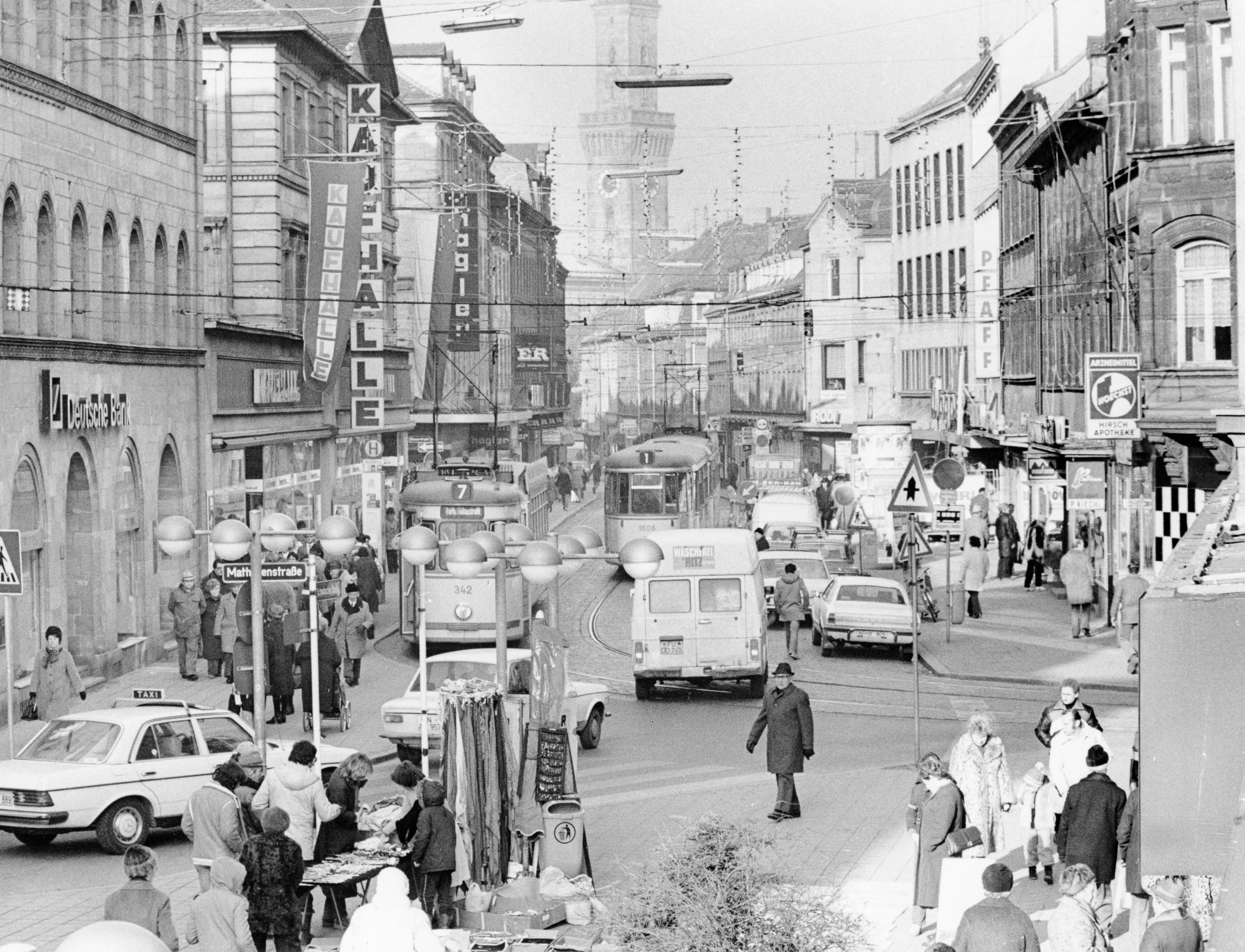 Von Aufenthaltsqualität konnte in der Schwabacher Straße lange nicht die Rede sein. Für Fußgänger blieb nur wenig Platz.