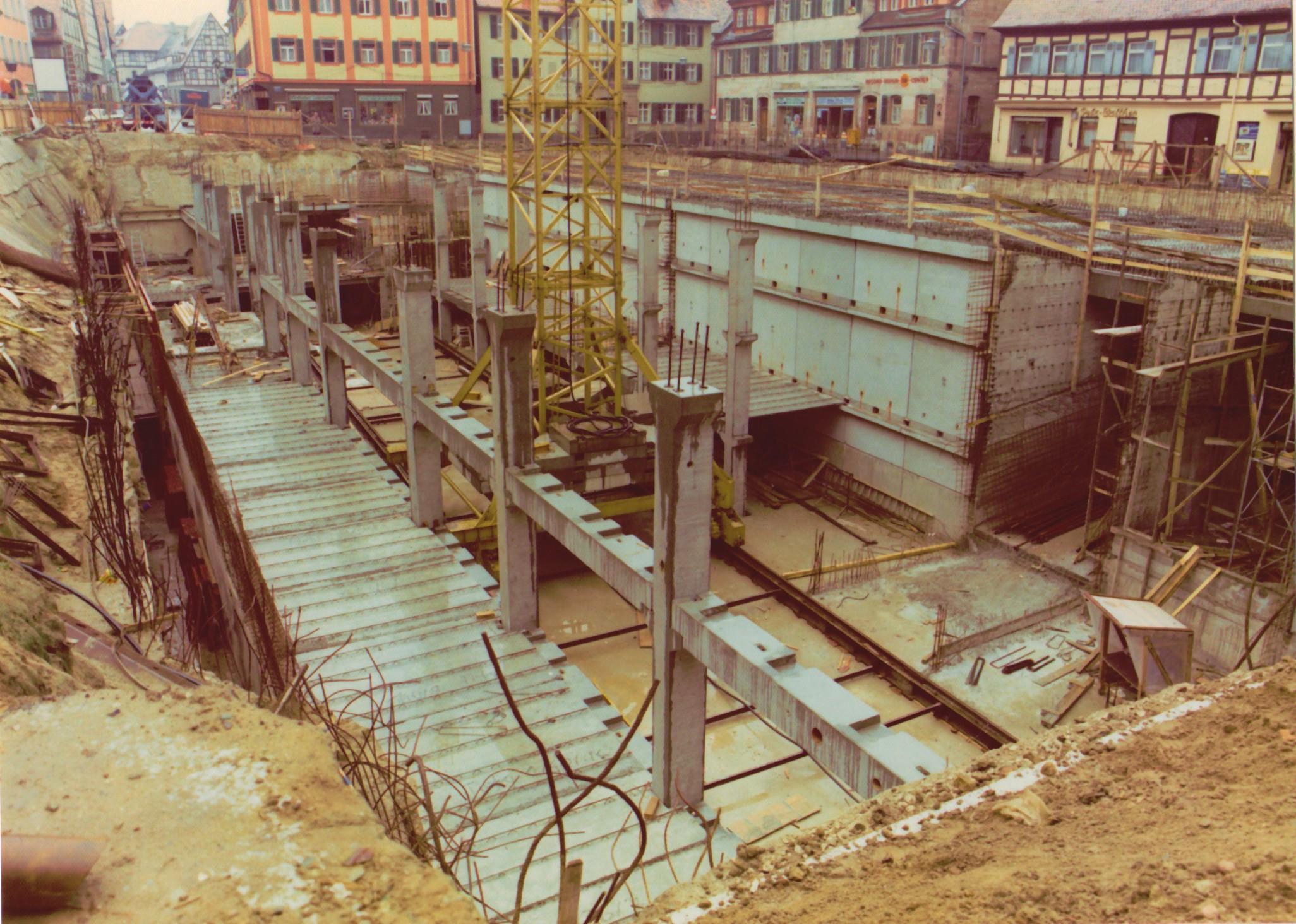 Und nicht nur das: Unter dem Königsplatz entstand gleichzeitig eine große Tiefgarage. Heute wäre ein solches Projekt wohl nicht mehr so leicht umsetzbar. Der gesamte Schwabacher Königsplatz war Mitte der 1970er eine Baugrube. Über der Tiefgarage wurde der Königsplatz ab Ende 1977 zu einem Teil der neuen Fußgängerzone.